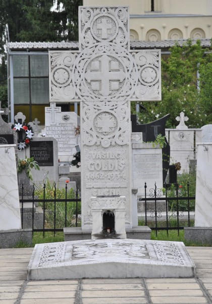 Tombs of V. Goldis , Del. Cicio Pop, Iustin Marşeu , P. Moise Pipos Rişcuţia