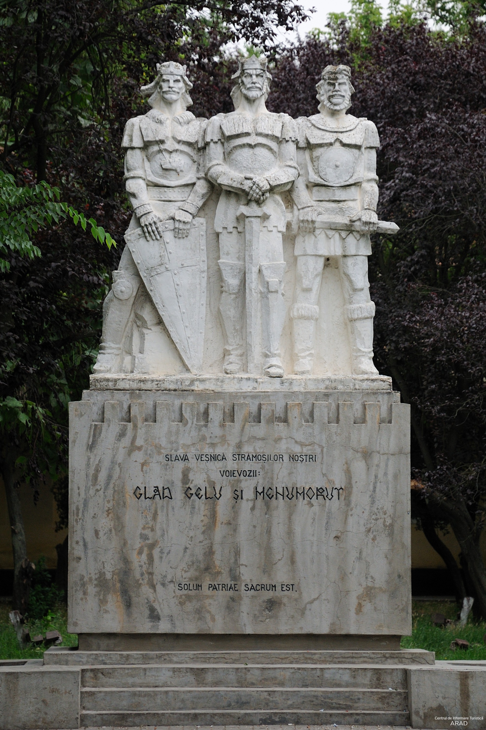 Monumentul Lui Gelu Glad și Menumorut Cnipt Arad